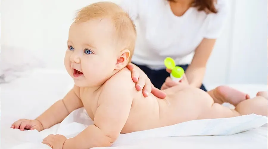 ماساژ نوزاد دلبندتان با روغن مناسب پوست حساس اصل محصولی از دکتر اویل 