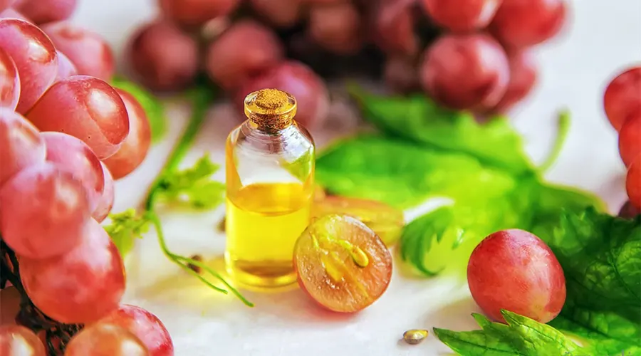 آبرسانی و جوانسازی پوست از خواص روغن هسته انگور