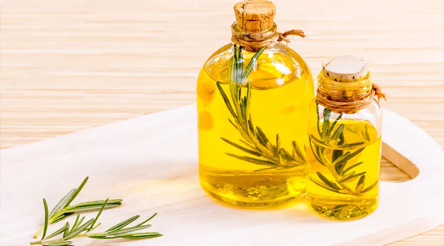 استفاده از روغن رزماری برای تقویت مو