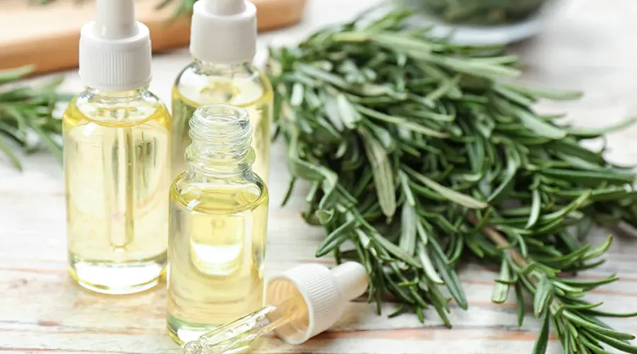 روغن رزماری برای درخشش و نرمی مو