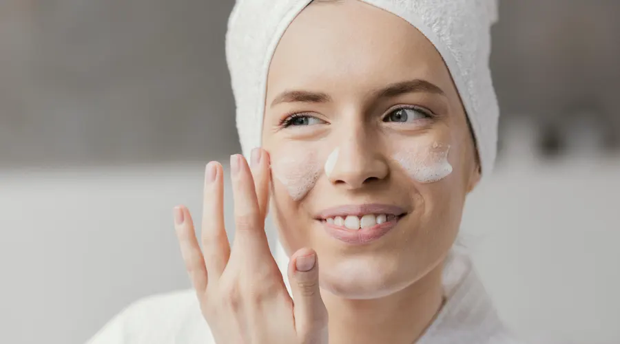 افراد دارای پوست نرمال باید از شوینده ملایم استفاده کنند